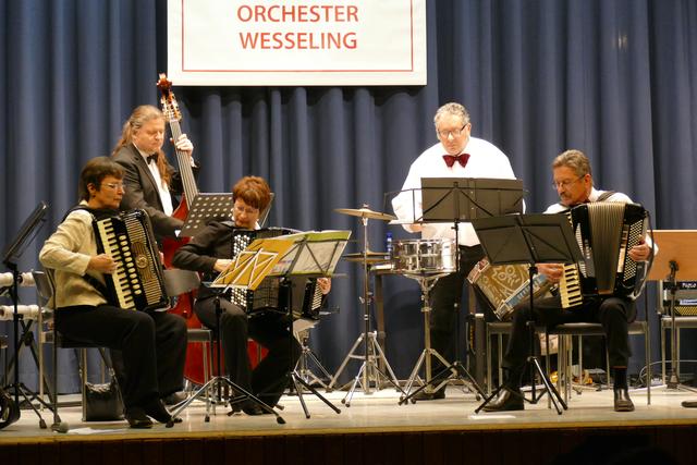 Begeisterungsstürme entfachte das 2016 gegründete Akkordeon-Trio Plus, die kleine Besetzung des Akkordeon-Orchesters Wesseling.  | Foto: Wolfhard Brandtstäter