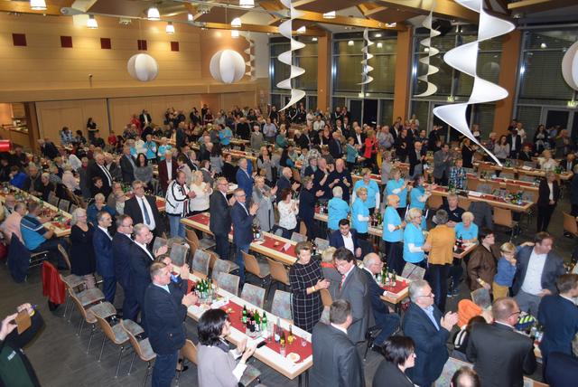 Mehr als  650 Gäste waren bei der Verabschiedungsfeier für Bürgermeister a.D. Josef Rüddel im Forum Windhagen.  | Foto: Erwin Höller 