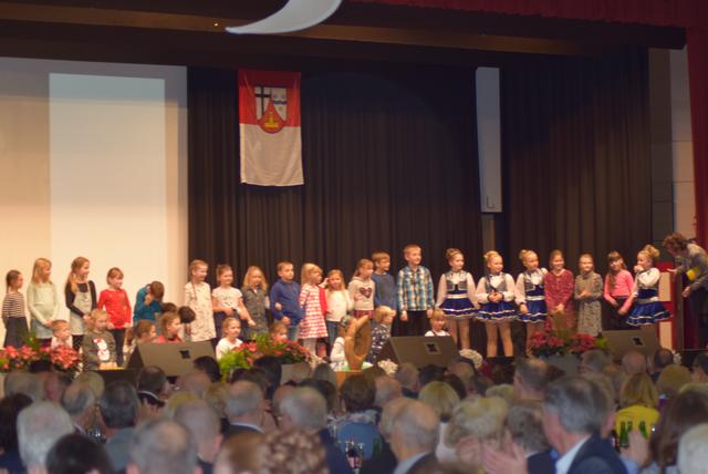 Die Kinder der Erich Kästner Grundschule beim Ständchen für den Altbürgermeister | Foto: Erwin Höller 