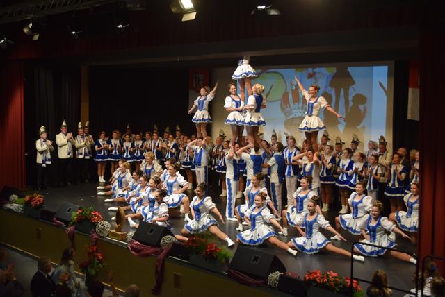 Der TC Blau-weiß Windhagen und die Tanzgruppe Dominos tanzten speziell für Josef Rüddel, der auch Ehrensenator der KG ist.  | Foto: Erwin Höller 