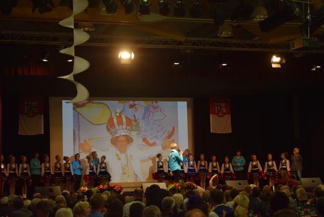 Der Möhneclub Rubbel-di-dupp mit den Wenter Schwälbchen  | Foto: Erwin Höller 