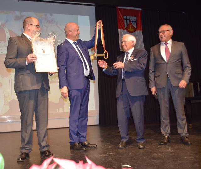 Bürgermeister Martin Buchholz (2.v.l.) und die Beigeordneten Hans Dieter Geiger (li.) und Helmut Wolff (re.) mit Josef Rüddel bei der Überreichung des Goldenen Schlüssels der Gemeinde Windhagen  | Foto: Erwin Höller 