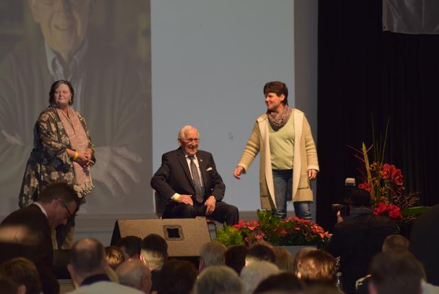 Josef Rüddel mit den KiTa-Leiterinnen Susanne Bullwinkel (li.) und Inge Schelo  | Foto: Erwin Höller 