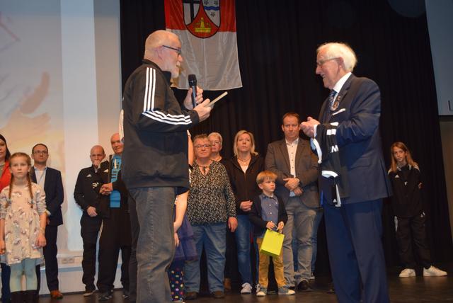 Josef Rüddel ist neues Ehrenmitglied des SV Windhagen - hier im Bild mit Geschäftsführer Achim Bruns | Foto: Erwin Höller 