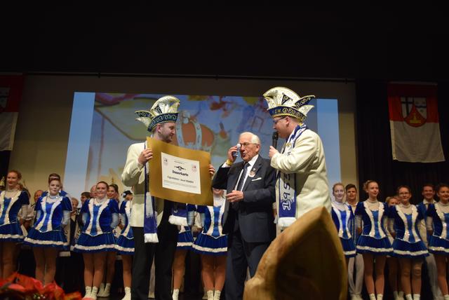 KG-Vorsitzender Alexander Rüddel (li.) und Moderator, Sitzungspräsident Dennis Heinemann mit Altbürgermeister Josef Rüddel, der zukünftig - nur nicht bei der Mädchensitzung -kostenfreien Eintritt bei den Veranstaltungen der KG Wenter Klaavbröder hat.  | Foto: Erwin Höller 