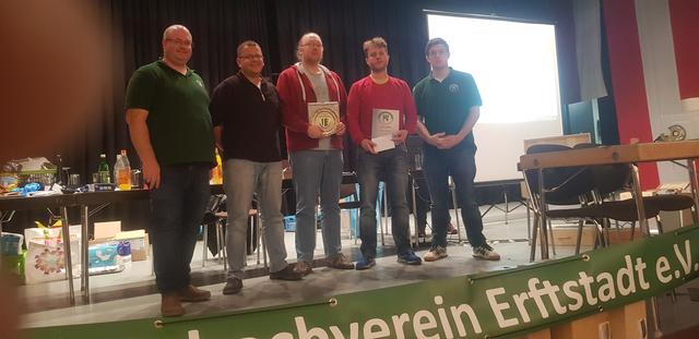 Das Siegerteam SK Landau, eingerahmt von den Turnierleitern Stefan Weiher (links) und Rene Nett (rechts) | Foto: Werner Rost