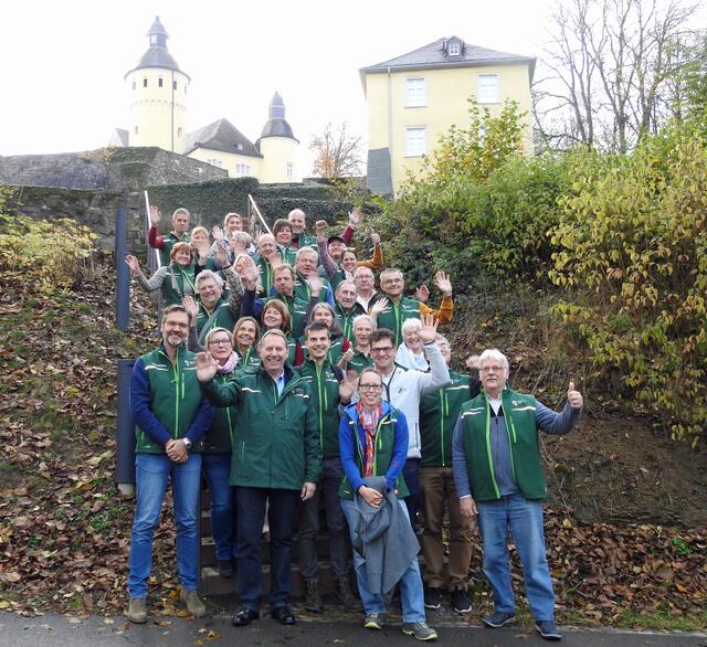 Die Naturparkführenden mit Zweckverbandsvorsteher Jochen Hagt nach der Schulung auf Schloss Homburg. | Foto: Naturpark Bergisches Land