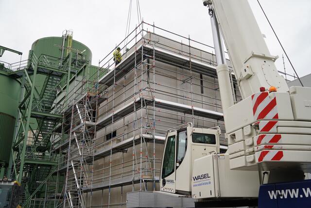 Der Bau des Schalthauses ist fast fertig gestellt. | Foto: Offizier