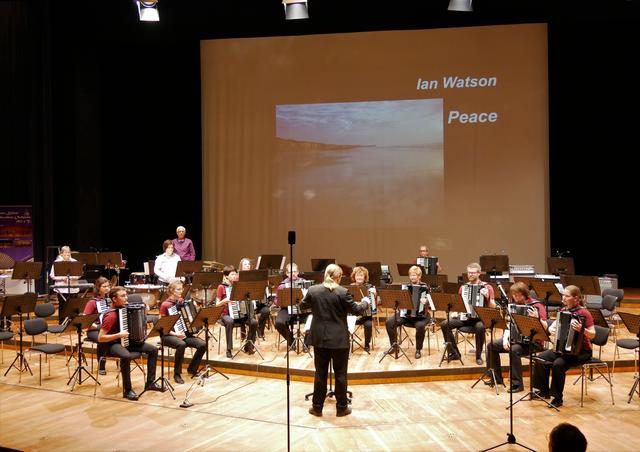 Das Unterhaltungsorchester des Ersten Kölner Akkordeon-Orchesters spielte unter Leitung von Peter Lohmar "Peace" von Ian Watsan. | Foto: Anita Brandtstäter