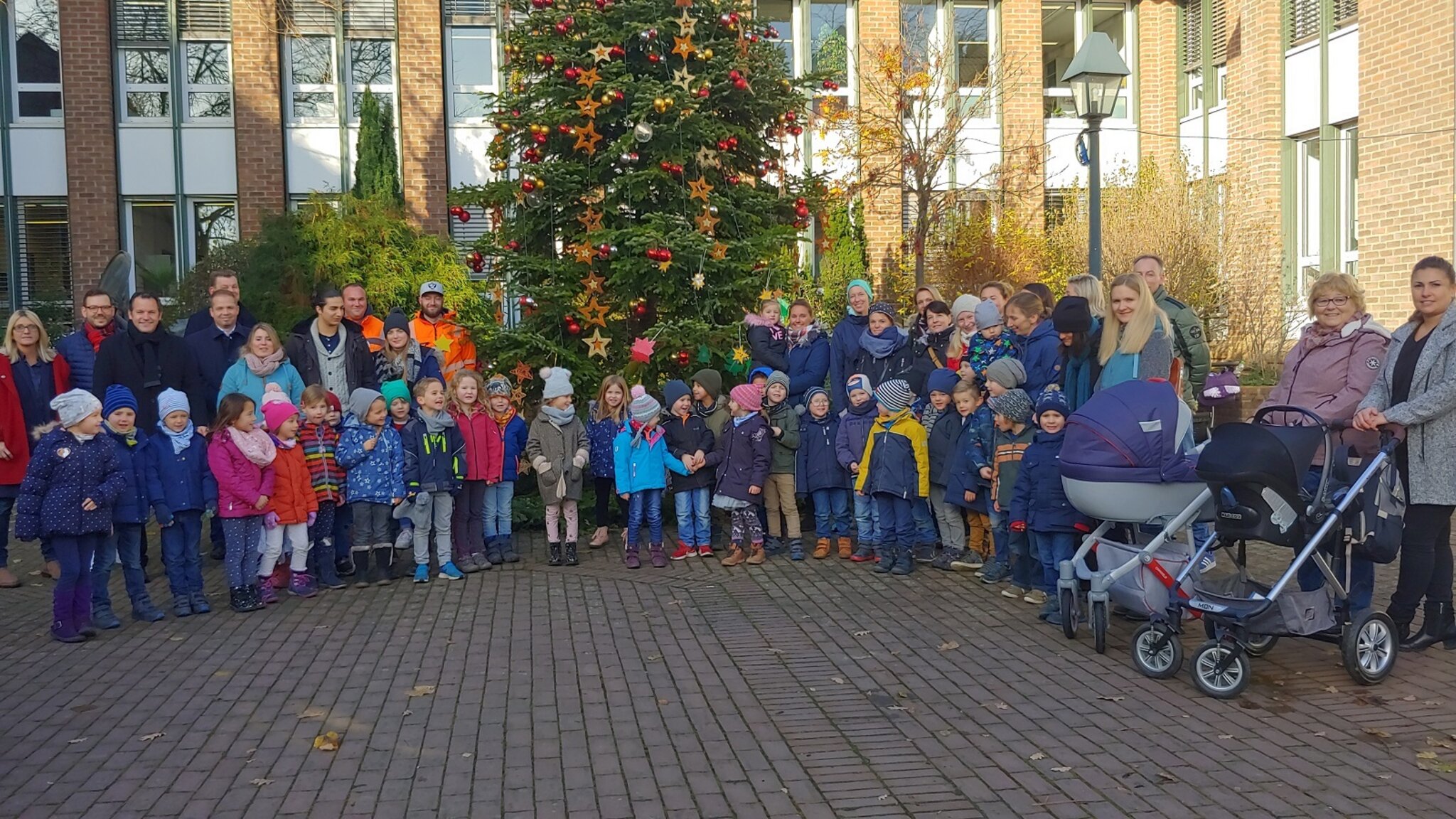 Kita-Kinder haben gebastelt: Christbaum im Innenhof festlich geschmückt