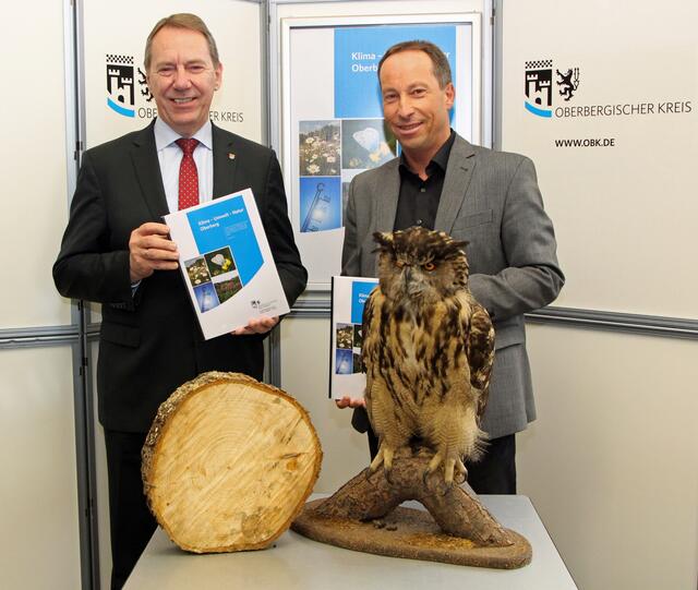 Landrat Jochen Hagt und Planungsdezernent Frank Herhaus stellten das Programm Klima - Umwelt - Natur vor. | Foto: OBK