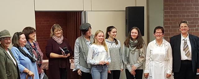 Theaterstück "Der Baum nadelt" von links: Anneliese Vellen, Carola Tröger, Kornelia Reddel, Claudia Kramer, Angelika Klein, Sarah Fischer, Anna Verse, Sabrina Liebig, Reinhild Fischer, Isabella Glocke. | Foto: privat