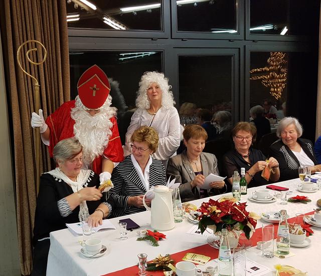Nikolaus Claudia Kramer, Helferin Elke Linden.
von links: Ehrenmitglied Ilse Schmidt, Brigitte Gehlen, Mechthild Bartsch, Gudrun Dumont, Irmgard Hörsch. | Foto: privat