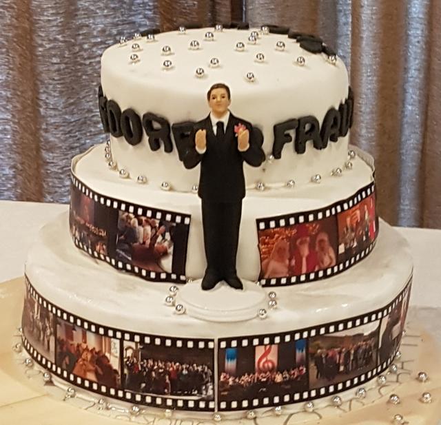 Torte: gebacken von Petra Thomas Kelsch.
In der Mitte Chorleiter Wolfram Kastorp und viele Bilder vom Chor. | Foto: privat