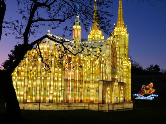 Ein Hungucker ist diese zehn Meter hohe Nachbildung des Kölner Doms. | Foto: Stahl
