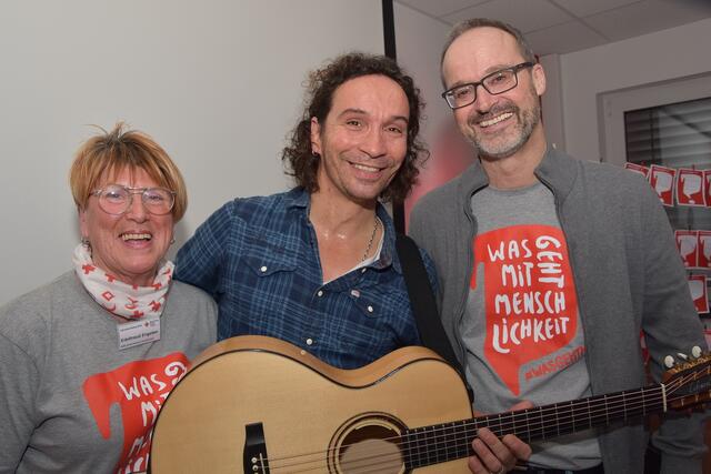 Die Blutspende-Beauftragte Edeltraud Engelen und Rotkreuz-Kreisgeschäftsführer Rolf Klöcker dankten dem Kölner Rockstar Stephan Brings für seinen Benefizauftritt beim Jahresausklang der Rotkreuz-Familienbildung in Euskirchen und die Übernahme einer ideellen Schirmherrschaft über Blutspenden und Blutspender im Kreis Euskirchen. | Foto: Manfred Lang/pp/Agentur ProfiPress