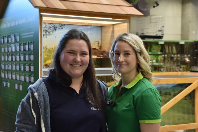 Jacliné Helmke (r.) ist für interessierte Kunden vor Ort die Ansprechpartnerin. Sie leitet die Anfragen an Gunda Springer vom Konrad-Adenauer-Tierheim weiter. | Foto: Robels