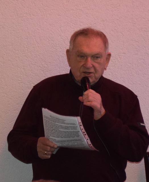 "Datt hätt ich so jern in der Zeidung jelesse…" Der ehemalige Vorsitzende des SV Höhe und frühere Schulleiter der Volksschule "op de Hüh" Franz-Josef Monschau beim Vortrag von zwei Mundart-Gedichten | Foto: Erwin Höller 