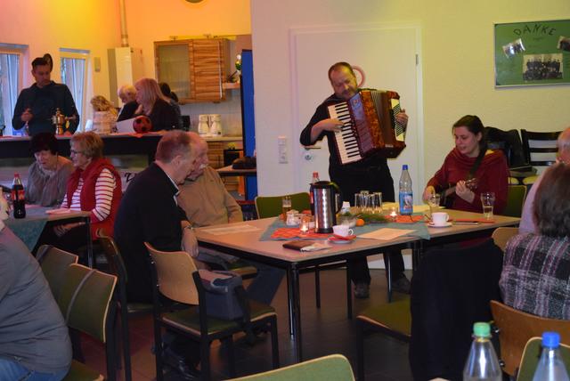 Weihnachtslieder wurden im Vereinsheim des SV Höhe gesungen.  | Foto: Erwin Höller 