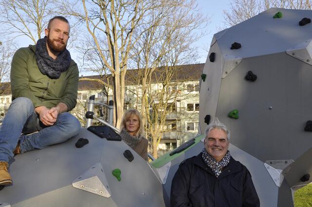 Baudezernentin Andrea Deppe, Fachbereichsleiter Lothar Schmitz (rechts) und Projektleiter Severin Schönenstein stellten den neugestalteten Spielplatz vor. | Foto: Stadt Leverkusen