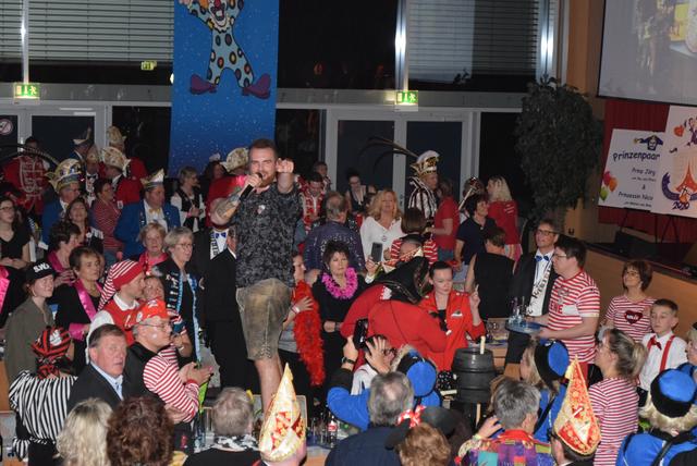 Erst seit Mitte Dezember ist Chris König der Leadsänger der Boore- hier mitten im Publikum | Foto: Erwin Höller