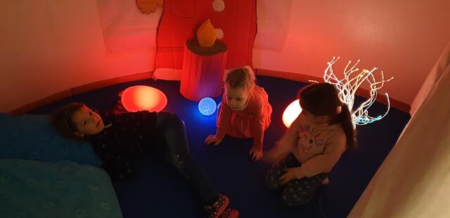Neu beim Snoezelen ist der Einsatz von Lichtquellen, die naturnahe Assoziationen freisetzen. | Foto: Kindergarten