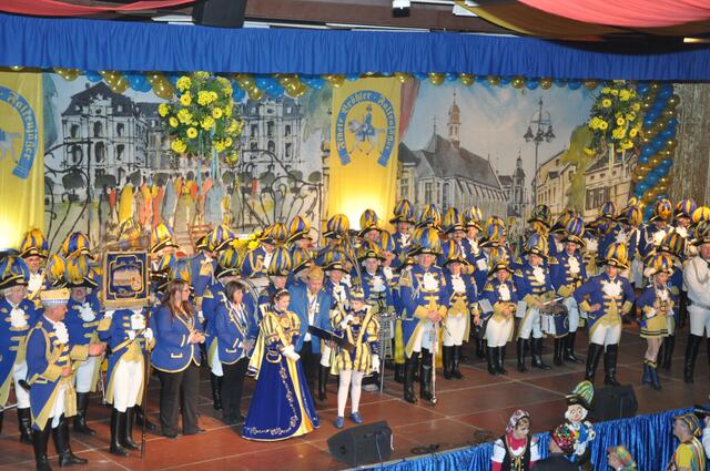 Das Falkenjägercorps gemeinsam mit dem Kinderprinzenpaar bei der Fidelen-Kostümsitzung. | Foto: dju