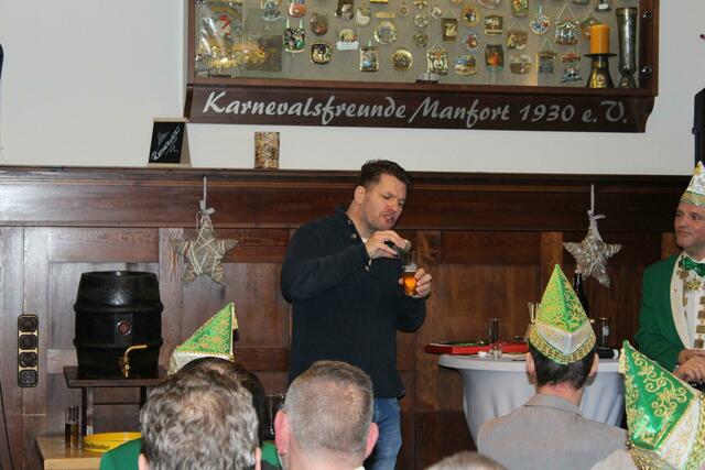 Der gelernte Braumeisterund Comedian Michael Jovy zauberte aus einem blanken Kölsch ein Altbier. Präsident Virgilio Perez (rechts) schaute gebannt zu. | Foto: AS Fotostudio