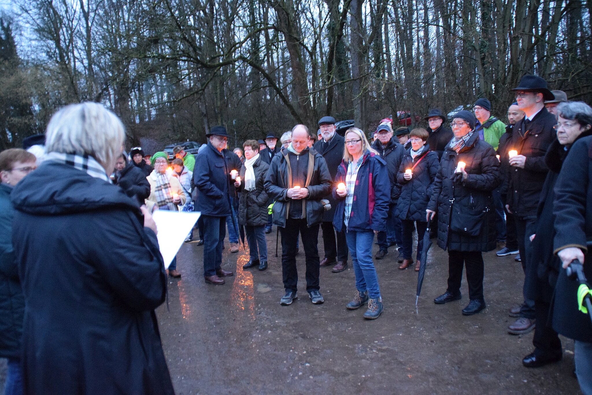 Kerzenlicht für die Opfer: Erinnerung an die Befreiung des KZ Auschwitz ...