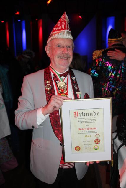 Hubert Semrau ist mit den Verdienstorden des Regionalverbandes Rhein Berg ausgezeichnet worden. | Foto: Flick