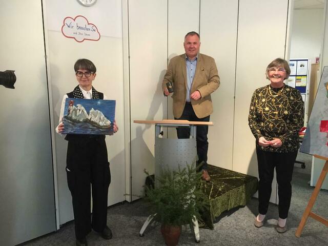 Bürgermeister Frank Steffens bei der Kunstauktion mit den beiden Initiatorinnen der Kunstauktion Ines Schreiber (links) und Beatrix Gölzenleuchter (rechts). | Foto: Leichlinger Quartierstreff