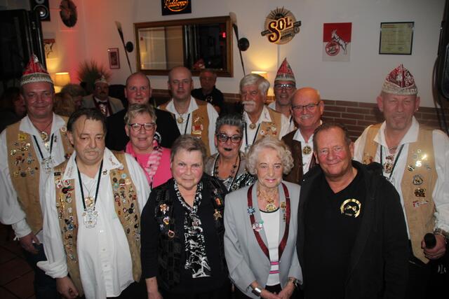 Foto: Helmut Engeln, Vorsitzender der KG Urbacher Räuber (r.) ehrte die jubilierenden Vereinsmitglieder. Foto: Flick