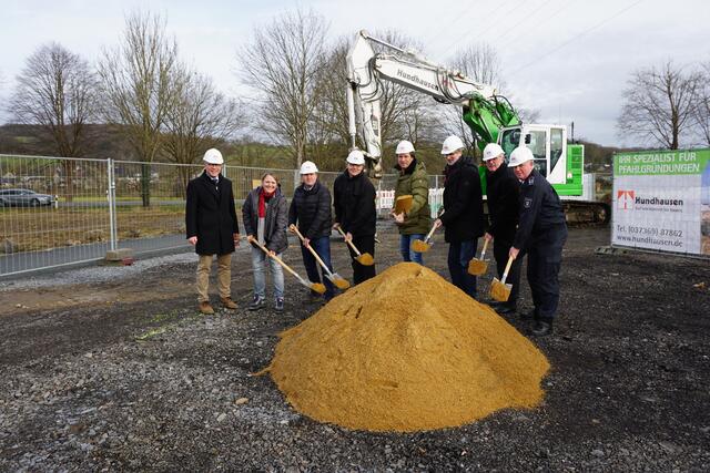 Gemeinsamer Spatenstich: Feuerwehrchef Jürgen Bensberg, Landrat Sebastian Schuster, Bürgermeister Dr. Rüdiger Storch, Baudezernent Karl Heinz Sterzenbach, Rainer Ersfeld (Wasserwerk), Frank Jock (Bauhof), Christina Quadt (Bauamt) und Generalunternehmer Stephan Hundhausen. | Foto: Deitenbach