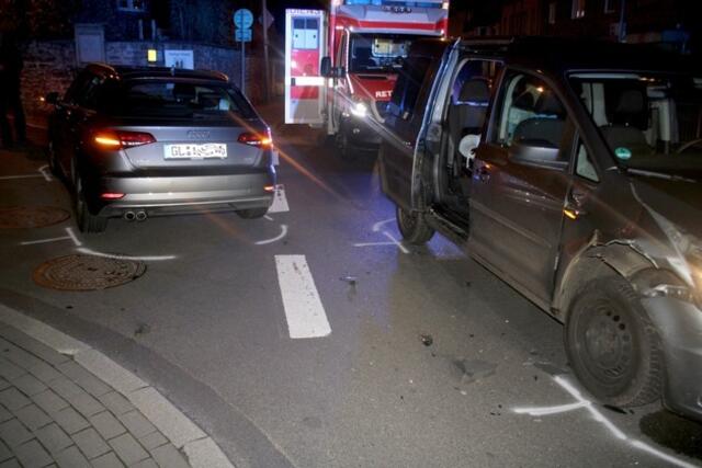 Beim Abbiegen übersehen: Drei Verletzte (02) | Foto: Polizei RheinBerg