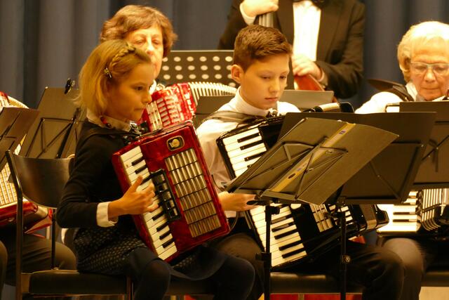 Ein Foto vom Auftritt des Workshop-Orchesters „Gemeinsam musizieren mit Quetsch“ beim Jahreskonzert des Akkordeon-Orchesters Wesseling 2019. | Foto: Wolfhard Brandtstäter