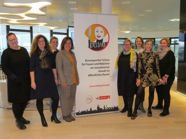 Maureen Wolf Klein, Annette Mertens, Ivana Jankovic Küther, Bettina Mötting, Frauke Mahr, Gesine Qualitz, Diana zur Löwen und Kerstin Höfer (v.l.) stellten die „Edelgard map“ vor. | Foto: Stahl
