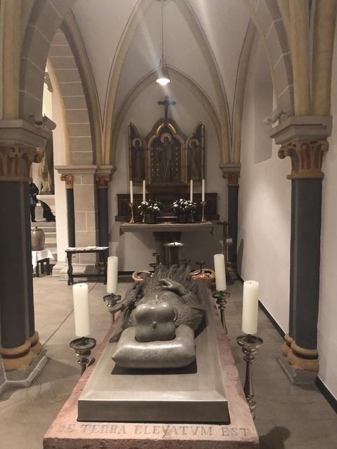 Am Kopf des Grabes der heiligen Adelheid (St. Peter, Vilich) | Foto: privat