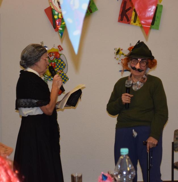 Ein unterhaltsames Zwiegespräch eines 60 Jahre verheirateten Paares mit  manchen Missverständnissen präsentierten Hildegard Simon (re.) und Christel Monschau... | Foto: Erwin Höller 