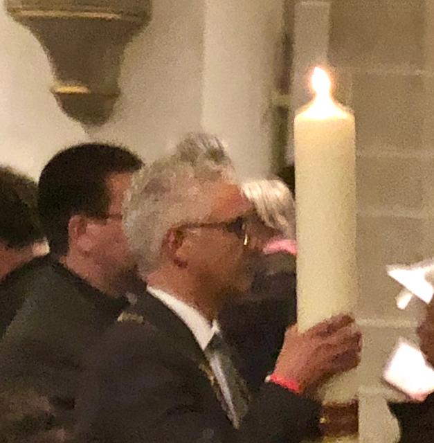 Oberbürgermeister A. Sridharan mit der Votivkerze bei der Prozession zum Grab der heiligen Adelheid | Foto: privat
