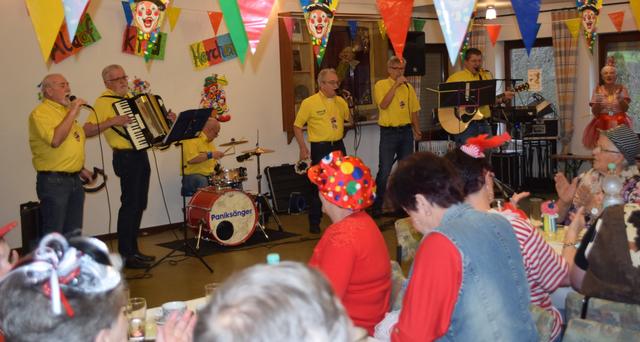 "Keine Panik" - die Paniksänger aus Dattenfeld verbreiteten beste musikalische Stimmung.  | Foto: Erwin Höller 