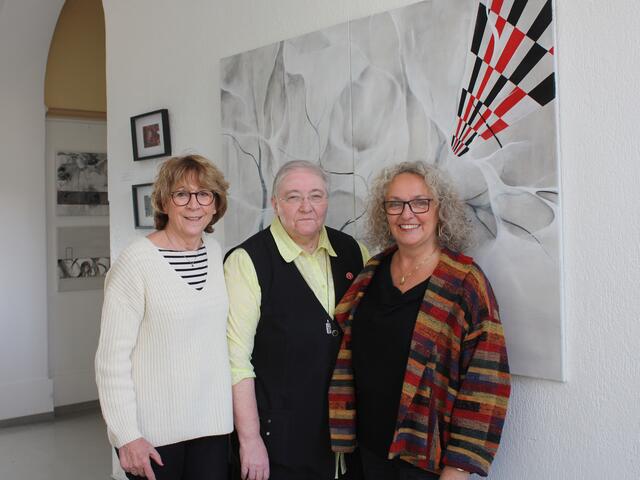 Zum Programm des Kunstvereins gehören auch immer Ausstellungen im Krankenhaus. Unser Archivfoto zeigt die Kunstausstellung „unSichtbar“ in 2019: (v. l.) Margot Keila, Vorsitzende des Kunstvereins, Sr. Clementine Ferdinand, Ordensvertretung des Krankenhauses, und die ausstellende Künstlerin Karin Ferenz-Hörold. | Foto: Dreifaltigkeits-Krankenhaus Wesseling