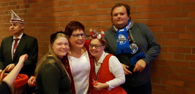 Prinzessin Katja mit den beiden Blatt-Gold-Redakteurinnen Yvonne Freiberg (links) und Isabel Schatton  | Foto: Blatt-Gold