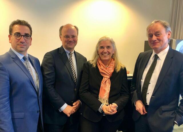 H-BRS-Präsident Dr. Hartmut Ihne (re.) mit seinem Mönchengladbacher Kollegen Dr. Hans-Henning von Grünberg (2.v.li.), NRW-Ministerin Isabel Pfeiffer-Poensgen und dem Landtagsabgeordneten Guido Déus. | Foto: H-BRS