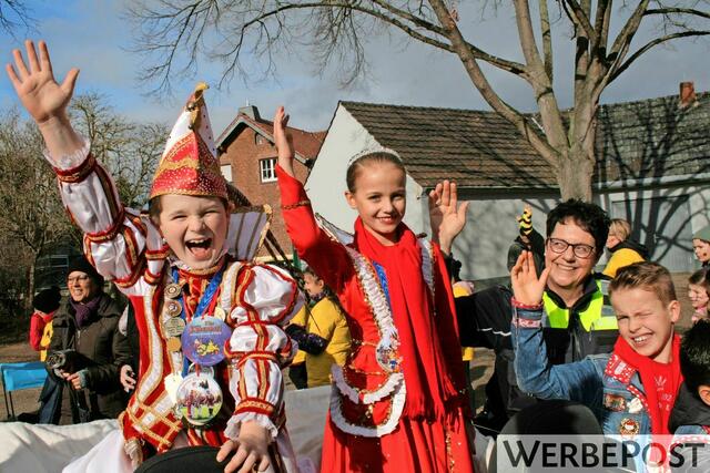 Marie I. und Niklas I. genossen mit allen Schülern der Erich-Kästner-Grundschule - abgesichert von der Polizei - ihren Bliesheimer Kinderzug. | Foto: dr/vd