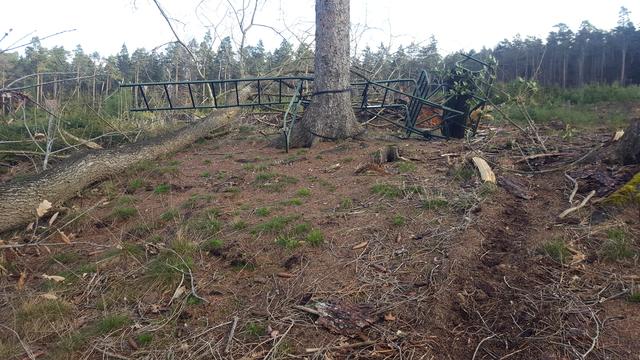 Die vom Sturm geworfene Eiche zerstörte diesen Hochsitz | Foto: JüWi
