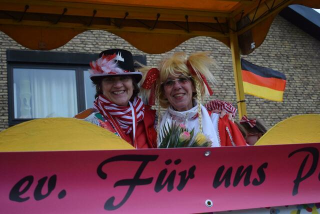 Auf dem Wagen haben diese jecken Frauen Spaß. | Foto: Hoeck