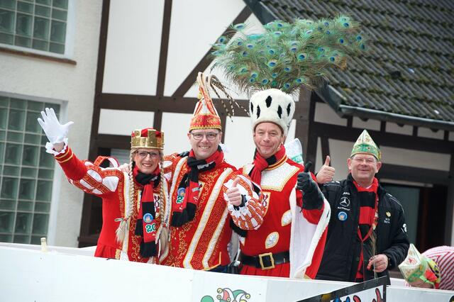 Hoch oben auf dem Prinzenwagen muss der Ausblick über das närrische Volk toll sein: Jungfrau Steffi (Stefan Rappenhöner), Prinz Bernd I. Heider und Bauer Rainer Trupke (v.l.). Im Hintergrund KG Schatzmeister Norbert Zimmermann. | Foto: Serkan Gürlek