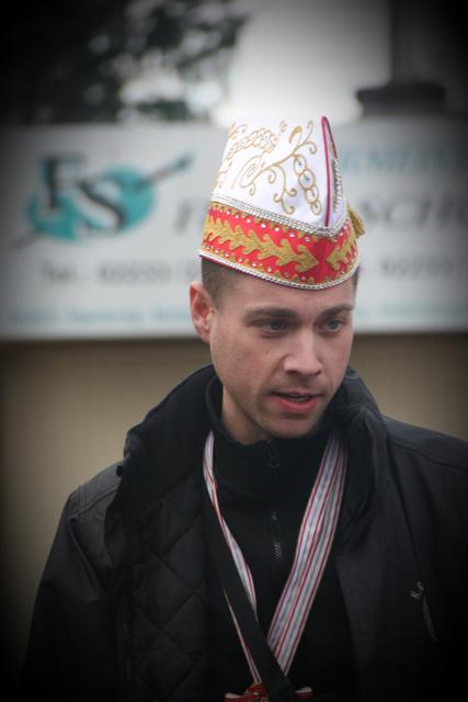Der Präsident Rolf Richter erklärt den Kindern und Jugendlichen, sowie den übrigen interessierten Gästen , was es mit dem Nubbel auf sich hat. | Foto: Herrmann J.Nied