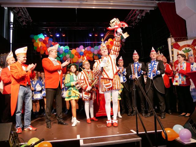 Gewonnen! Prinz Tommy I. präsentiert stolz den Stadtschlüssel.  | Foto: Anita Brandtstäter