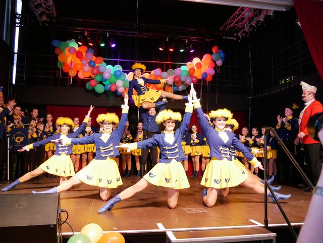 Auch das große Tanzcorps der KG Löstige Postillione von Wesseling gab sich die Ehre.  | Foto: Anita Brandtstäter